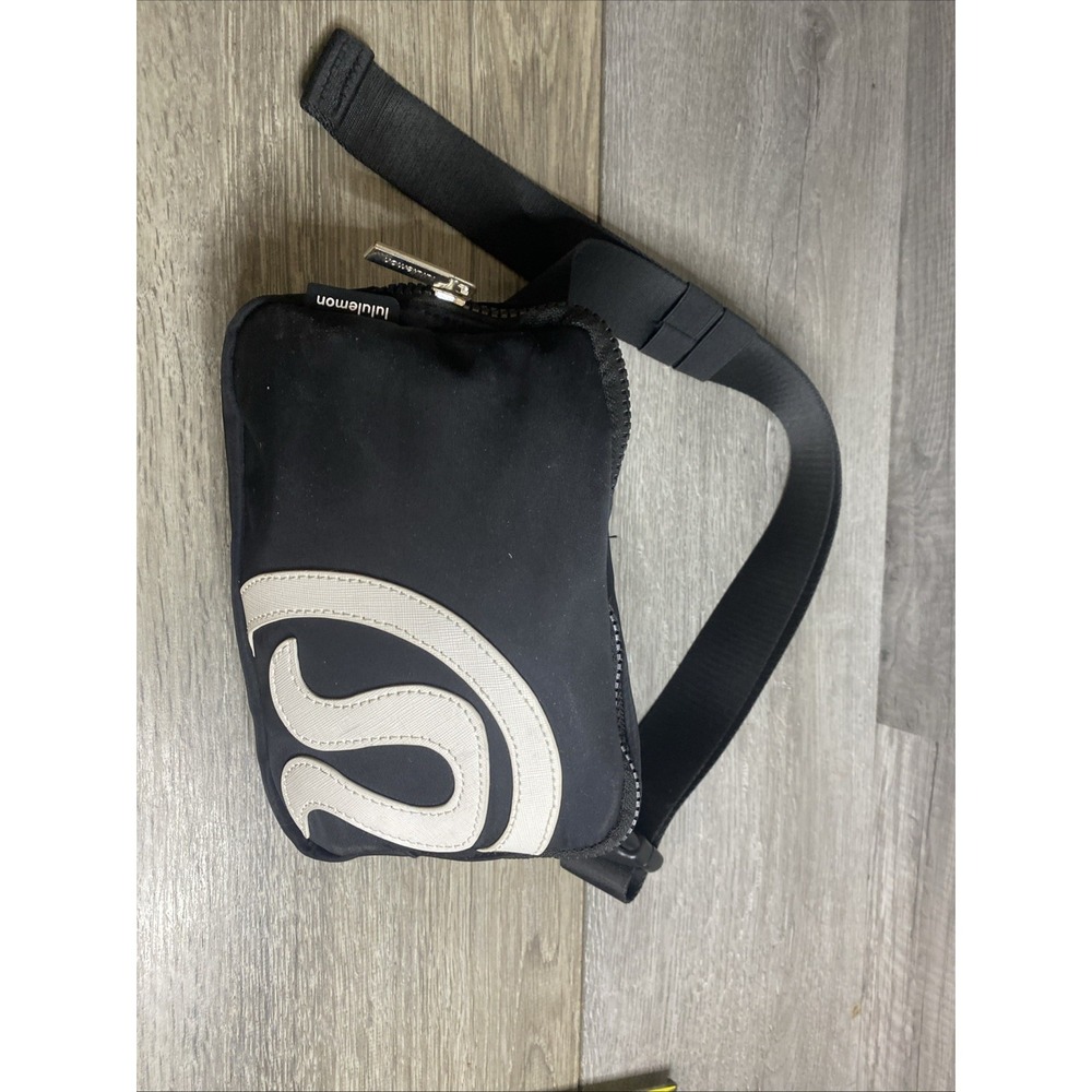 NWT Lululemon Everywhere Belt Bag Black W/White Large Logo Silver Hardware - Picture 5 of 10